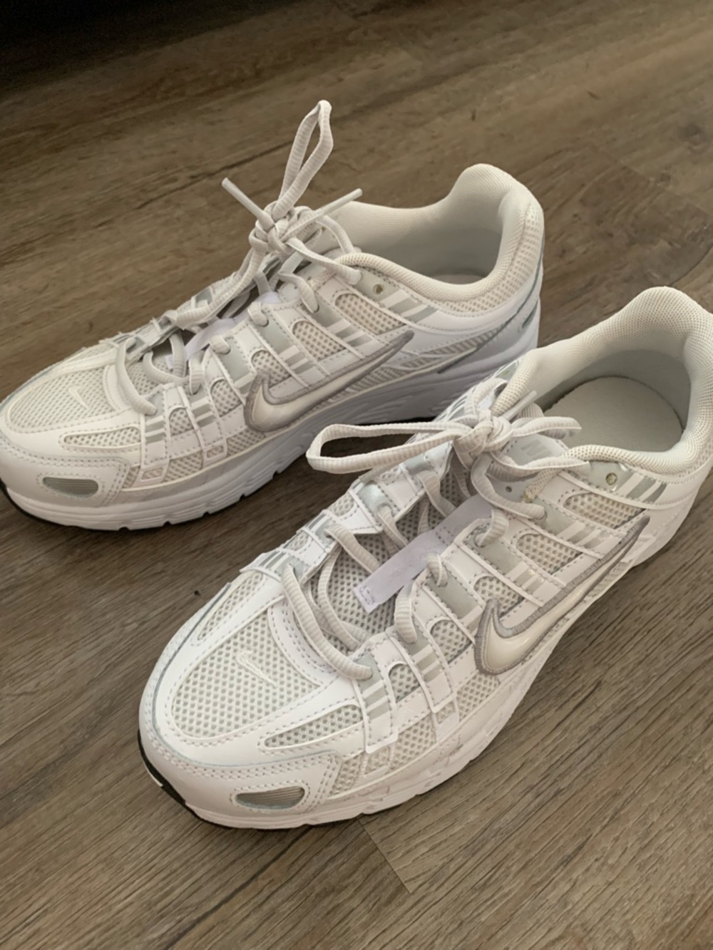 Nike White/Silver Sneakers